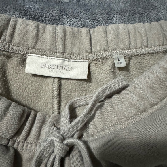 Essentials short size L Beige color - Picture 4 of 5